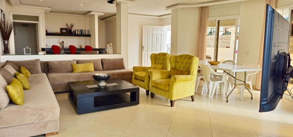 Salon avec canapé et fauteuils jaunes