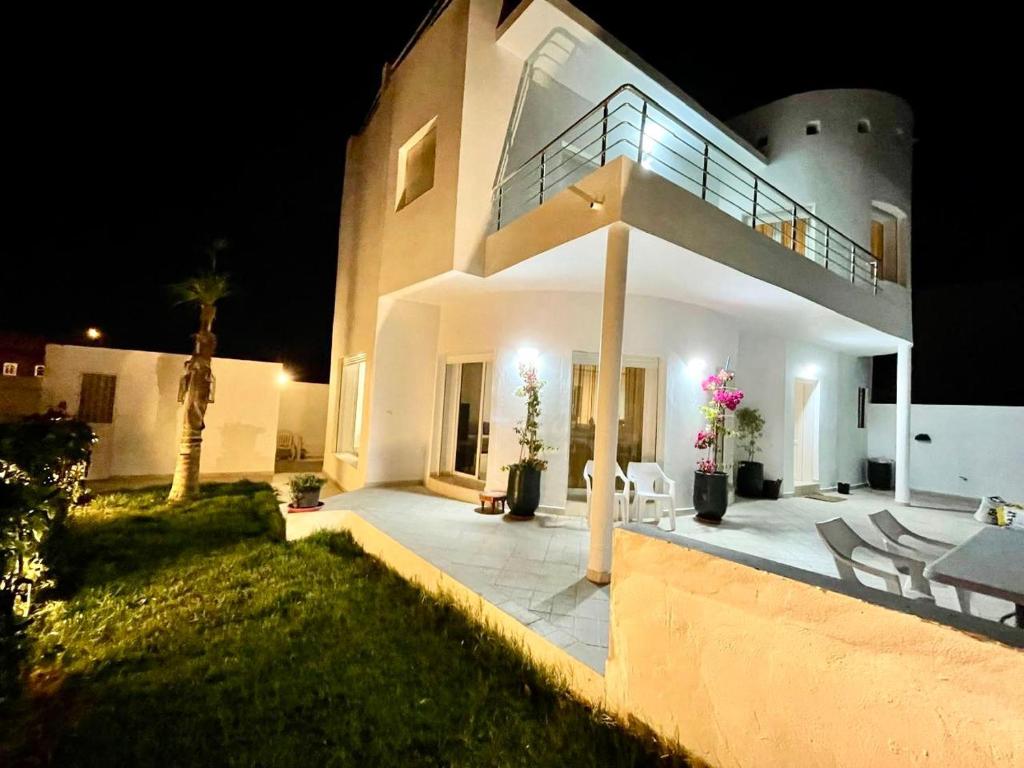 Villa Blanche illuminée la nuit