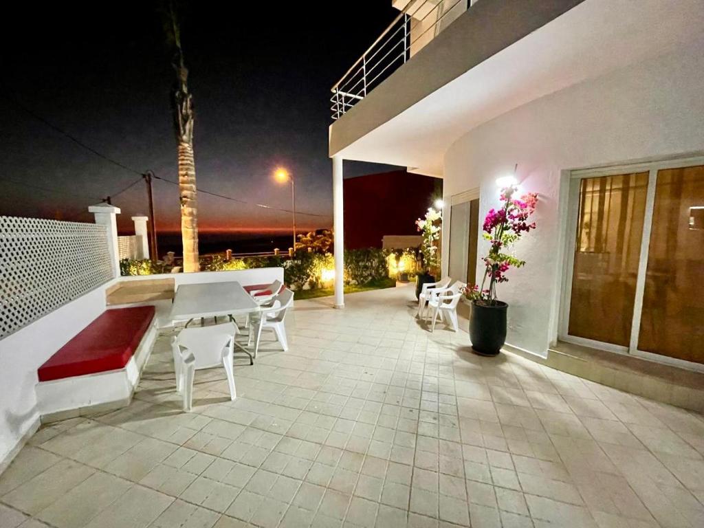 Patio extérieur en soirée